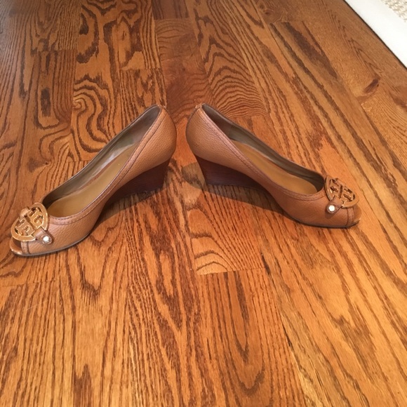 Tory Burch tan wedge - Picture 3 of 6